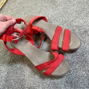 Crocs Leigh II Wedge Sandals Womens 8 coral Canvas Ankle Strap Platform Comfort